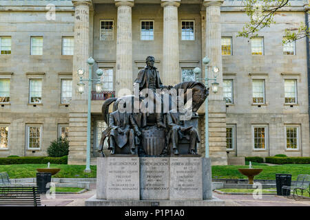 RALEIGH, NC - Aprile 17, 2018: statua commemora Presidenti James Polk, Andrew Jackson e Andrew Johnson presso la North Carolina Capitol Building in Foto Stock