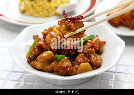 General tso's pollo, riso fritto, involtini primavera, american cucina cinese Foto Stock