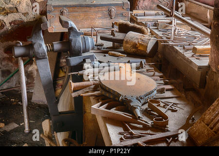 Strumenti su un banco in un vecchio negozio di fabbro Foto Stock