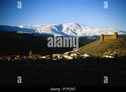 Lacalahorra, la città e il castello arabo con la Sierra Nevada in background. Foto Stock