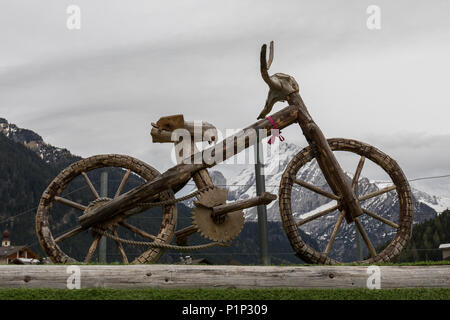 Bicicletta realizzata da rami di alberi Foto Stock