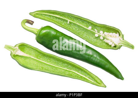 Espanola migliorato i peperoncini, verde intero e metà. Numex o del Nuovo Messico tipo pod, Capsicum annuum. Vista superiore Foto Stock