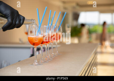 Fresco cocktail con Orange, menta e ghiaccio al bar, il fuoco selettivo Foto Stock