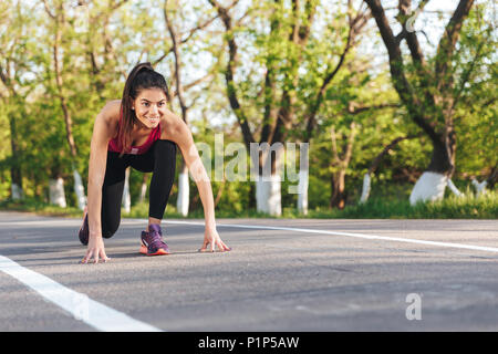 Concentrate i giovani sportive pronto per essere eseguito all'aperto Foto Stock