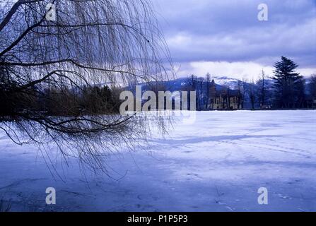 Puigcerdà (capitale de la Cerdanya); bonita casa junto al lago congelado en invierno. Foto Stock