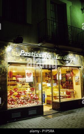 Puigcerdà (capitale de la Cerdanya); pastelería 'Cerdanya' en la calle céntrica España. Foto Stock