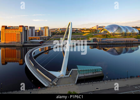 Alba sul Newcastle Quayside guardando verso il Tyne Bridge, Newcastle upon Tyne, Tyne & Wear, North East England, Regno Unito Foto Stock