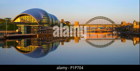 Alba sul Newcastle Quayside guardando verso il Tyne Bridge, Newcastle upon Tyne, Tyne & Wear, North East England, Regno Unito Foto Stock