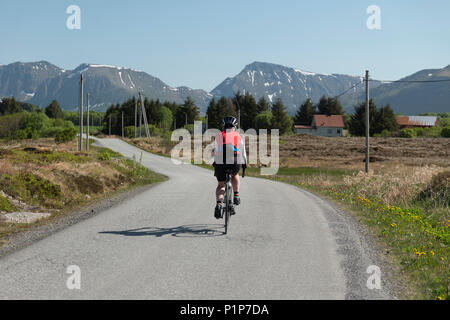 Ciclista femminile nelle Isole Lofoten in Norvegia Foto Stock