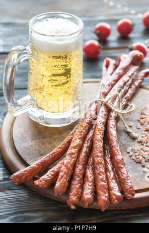 Kabanosy affumicati Salsicce con la tazza di birra Foto Stock