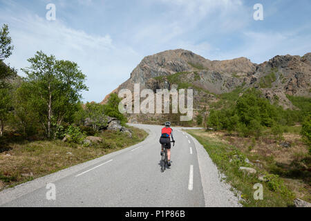 Ciclista femminile ciclismo su Leka Isola, Norvegia Foto Stock