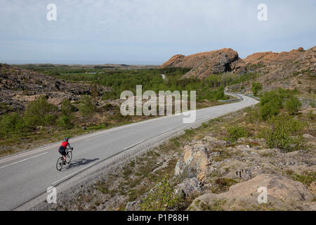 Ciclista femminile ciclismo su Leka Isola, Norvegia Foto Stock