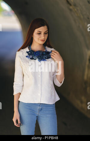 La moderna progettazione vestiti - Elegante bella ragazza in una camicia bianca, primo piano Foto Stock