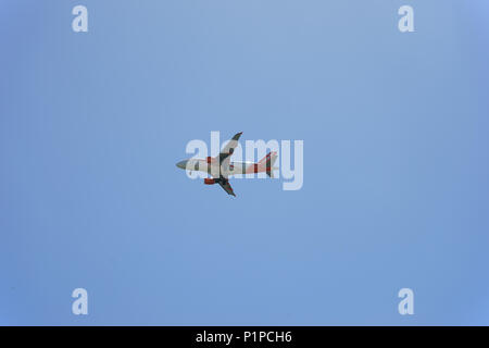 Easyjet aereo nel cielo - Napoli, Italia Foto Stock