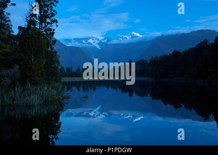 I vertici di Mt Tasman (sinistra) e Aoraki / Mt Cook (destra) riflesso nel lago Matheson, Westland National Park, West Coast, Isola del Sud, Nuova Zelanda Foto Stock