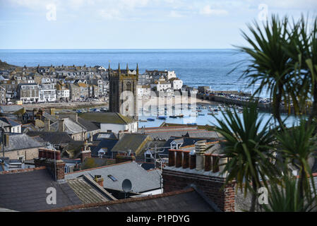 Port Isaac, Gran Bretagna, visualizzare oltre le case al porto Foto Stock