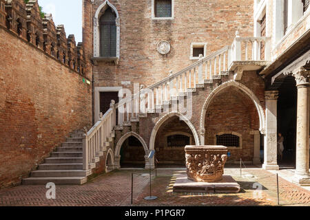 Il cortile della Ca D'Oro Palazzo, Cannaregio, Venezia, Veneto, Italia con il 1427 testa pozzo (pozzo) da Bartolomeo Don e scala a lancetta archi Foto Stock