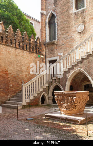 Il cortile della Ca D'Oro Palazzo, Cannaregio, Venezia, Veneto, Italia con il 1427 testa pozzo (pozzo) da Bartolomeo Don e scala a lancetta archi Foto Stock