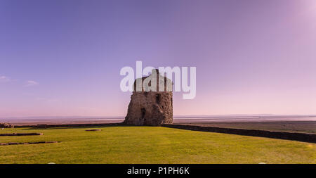 Rovine di Flint Castle si trova vicino al mare in Galles, Regno Unito sui primi mattina di primavera Foto Stock