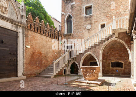 Il cortile della Ca D'Oro Palazzo, Cannaregio, Venezia, Veneto, Italia con il 1427 testa pozzo (pozzo) da Bartolomeo Don e scala a lancetta archi Foto Stock