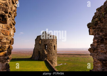 Rovine di Flint Castle si trova vicino al mare in Galles, Regno Unito sui primi mattina di primavera Foto Stock