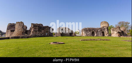 Rovine di Flint Castle si trova vicino al mare in Galles, Regno Unito sui primi mattina di primavera Foto Stock