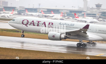 ISTANBUL, Turchia - MARZO 04, 2018: Qatar Airways Airbus A330-302 (CN 789) in atterraggio a Istanbul Ataturk. Qatar Airways ha 213 dimensioni della flotta e mo Foto Stock