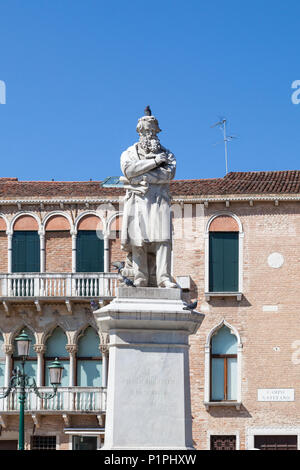 Statua di Niccolo Tommaseo, (Nicolò Tommaseo) Campo Santo Stefano, San Marco, Venezia, Italia, famoso linguista, giornalista e saggista, Foto Stock