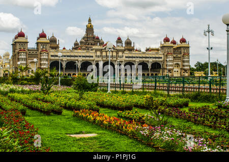 Mysore Palace e Giardini: Mysore, Karnataka, India Foto Stock