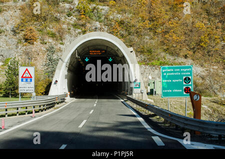 Tunnel per il traffico a senso unico per una strada, San Rocco, 24 Roma a Teramo autostrada, Abruzzo, Italia Foto Stock