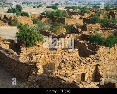 Villaggio abbandonato nel distretto di Jaisalmer del Rajasthan. Kuldhara ha acquisito una reputazione come sito perseguitato; Jiyai, Rajasthan, India Foto Stock