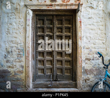 Un weathered porta di legno, Jaisalmer Fort, uno dei più grandi completamente conservate fortezze in tutto il mondo; Jaisalmer, Rajasthan, India Foto Stock