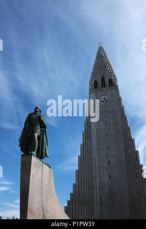 Statua di Leif Erikson nella parte anteriore della chiesa Hallgrímskirkja, Reykjavik, Islanda Foto Stock