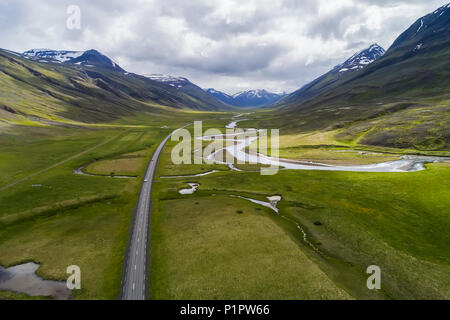 Vista aerea del paesaggio panoramico del Nord Islanda, con l'autostrada 1, l'anello stradale; Islanda Foto Stock