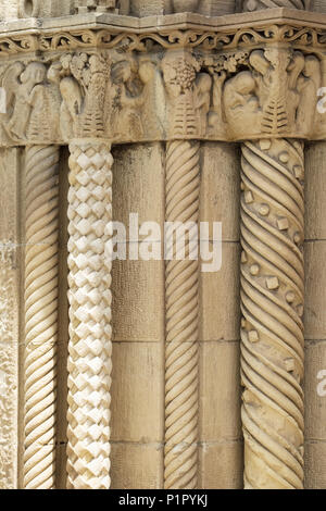 Lavori decorativi in pietra su ingresso Iglesia o Parroquia de la Santisima Trinidad; Algorta, Getxo, Vizcaya, Pais Vasco, Spagna Foto Stock