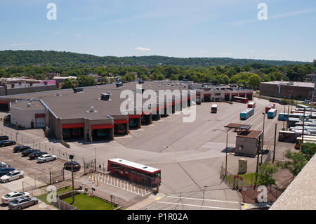 La East Liberty Autorità Portuale di Allegheny County bus terminal Foto Stock