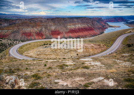 La curvatura, tortuosa strada attraverso Flaming Gorge National Recreation Area, Wyoming Foto Stock