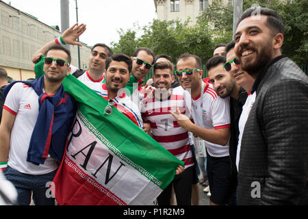 Mosca, Russia - 11 Giugno 2018: gli appassionati di calcio è arrivato a Mosca per la Coppa del mondo. Sostenitori tenere la bandiera dell'Iran Foto Stock