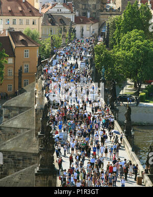 Repubblica Ceca, Praga, Charles Bridge, persone folla, Foto Stock