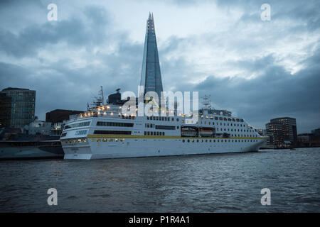 Londra, UK, la MS Amburgo in porto Foto Stock