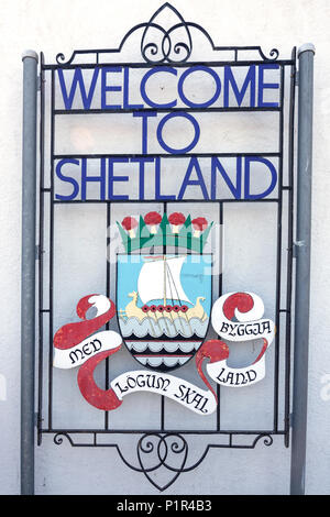 Benvenuti al segno delle Shetland su harbourside, Lerwick, Shetland, isole del Nord, Scozia, Regno Unito Foto Stock