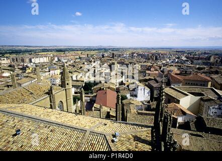 Huesca, tetto della cattedrale e la città vecchia. Foto Stock