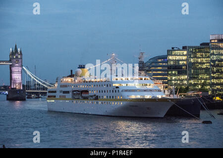 Londra, UK, la MS Amburgo in porto Foto Stock