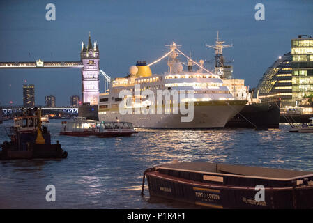 Londra, UK, la MS Amburgo in porto Foto Stock