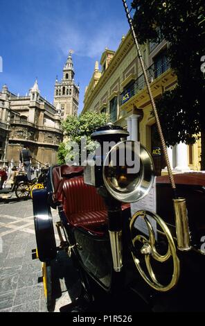 Cattedrale di Sevilla e Giralda visto dal 'Triunfo' square; chaise. Foto Stock