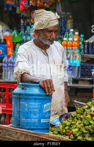 Uomo locale vendita di acqua le castagne (singhara) presso la strada del mercato di Fatehpur Sikri, Uttar Pradesh, India. La città è stata fondata nel 1569 da Mughal Foto Stock