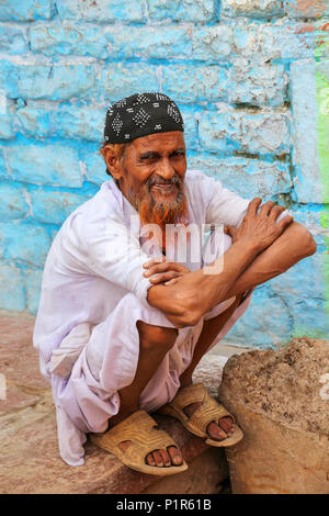 Local uomo seduto da casa in Fatehpur Sikri, Uttar Pradesh, India. La città è stata fondata nel 1569 dall'imperatore Mughal Akbar, e servita come la ca Foto Stock