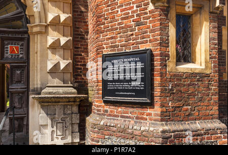 Firmare all'entrata di Abbot's Hospital, un punto di riferimento almshouse edificio storico in High Street, Guildford, capoluogo di contea di Surrey, Inghilterra del sud-est Foto Stock