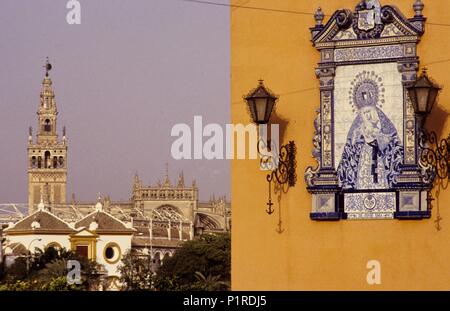 Vieww della Cattedrale e della Giralda dal Barrio de Triana ( quarto); "capillita',. Foto Stock