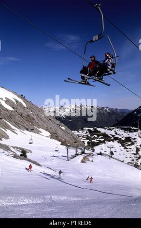 Spagna - Aragona - Jacetania (distretto) - HUESCA. La Estación de Ski de Candanchú; pistas / telesilla / esquiador. Foto Stock